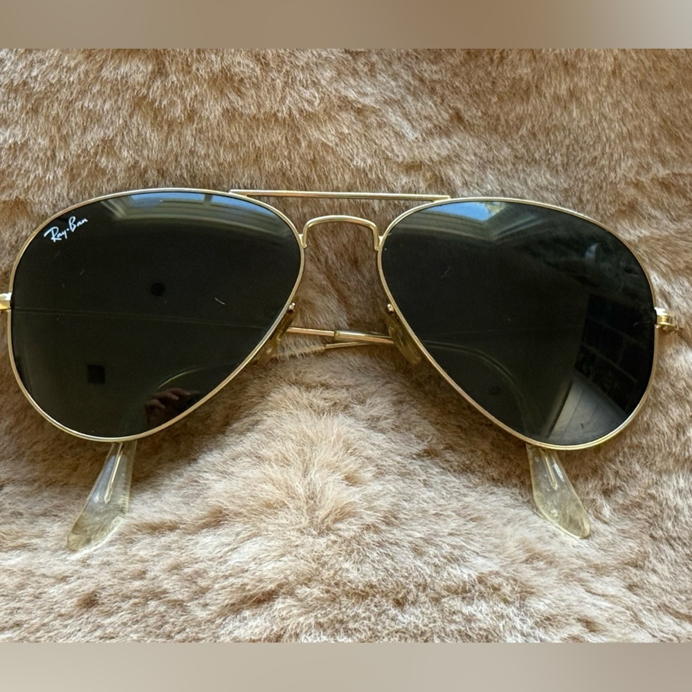 Ray-Ban Gold Frame Sunglasses with Dark Lenses (Women/kids)